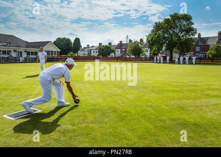 Gli uomini gioco delle bocce su un villaggio bowling green. Foto Stock