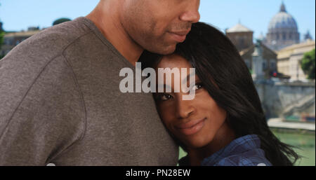 Bella donna afro-americana condivide momento romantico con il mio ragazzo a Roma Foto Stock
