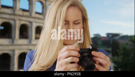 Giovane femmina bianca a Roma prende le foto per mostrare gli amici a casa Foto Stock