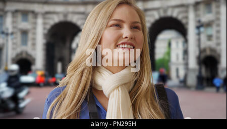 Il viaggio bianco giovane donna prende le immagini nei pressi di Admiralty Arch a Londra Foto Stock