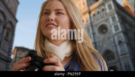 Felice femmina bianco in viaggio a Firenze prende le foto vicino al Duomo di Firenze Foto Stock