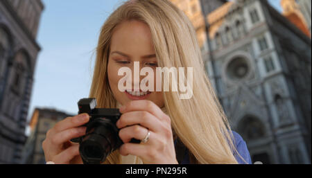 Felice femmina bianco in viaggio a Firenze prende le foto vicino al Duomo di Firenze Foto Stock