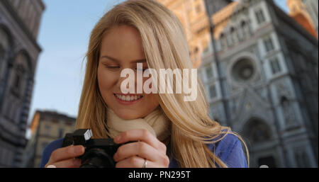 Felice femmina bianco in viaggio a Firenze prende le foto vicino al Duomo di Firenze Foto Stock