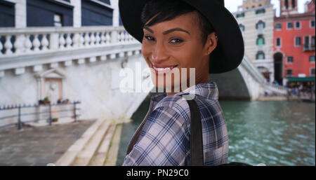 Bella donna afro-americana vicino al Ponte di Rialto di Venezia pone felicemente Foto Stock