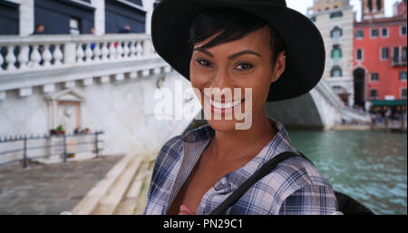 Bella donna afro-americana vicino al Ponte di Rialto di Venezia pone felicemente Foto Stock
