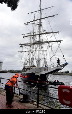 Tall Ship Lord Nelson posti accanto al dispositivo HMS Tyne presso la Baia di Cardiff, Galles del sud del Regno Unito, 19 settembre. HMS Tyne è un Royal Navy nave pattuglia Foto Stock