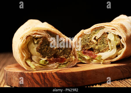 Green falafel con hummus e verdure in pane pita. Amore per un sano cibo vegan concept Foto Stock