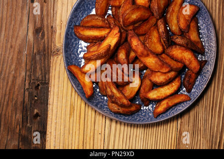 Patate al forno cunei. fatti in casa vegetale organico vegetariano vegano Spicchi di patate snack alimentare. Foto Stock
