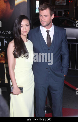 Linguetta Wei, Chris Hemsworth 01/08/2015 La prima mondiale di "Blackhat" tenutasi presso la TCL Teatro Cinese a Hollywood, CA Foto di Izumi Hasegawa / HollywoodNewsWire.net Foto Stock