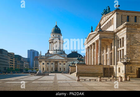 Piazza Gendarmenmarkt a Berlino con la chiesa tedesca e dalla sala da concerto su un luminoso giorno Foto Stock