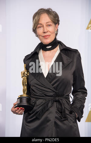 Milena Canonero pone backstage con l'OSCAR® per il raggiungimento in costume design per lavorare su "Il Grand Hotel di Budapest" durante il live ABC teletrasmesso del 87th Oscar® al Dolby® Theatre di Hollywood, CA domenica 22 febbraio, 2015. Riferimento al file # 32570 009 THA per solo uso editoriale - Tutti i diritti riservati Foto Stock