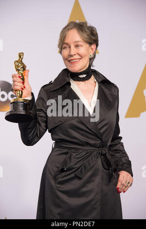 Milena Canonero pone backstage con l'OSCAR® per il raggiungimento in costume design per lavorare su "Il Grand Hotel di Budapest" durante il live ABC teletrasmesso del 87th Oscar® al Dolby® Theatre di Hollywood, CA domenica 22 febbraio, 2015. Riferimento al file # 32570 010THA per solo uso editoriale - Tutti i diritti riservati Foto Stock