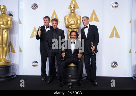 James W. Skotchdopole, presentatore, Sean Penn, Alejandro G. Iñárritu e John Lesher pongono backstage con l'OSCAR® per Best Motion Picture dell'anno, per lavorare su "Birdman o (l'inaspettato virtù di ignoranza)" durante il live ABC teletrasmesso del 87th Oscar® al Dolby® Theatre di Hollywood, CA domenica 22 febbraio, 2015. Riferimento al file # 32570 042THA per solo uso editoriale - Tutti i diritti riservati Foto Stock