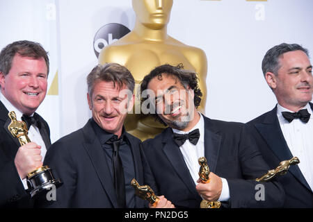 James W. Skotchdopole, presentatore, Sean Penn, Alejandro G. Iñárritu e John Lesher pongono backstage con l'OSCAR® per Best Motion Picture dell'anno, per lavorare su "Birdman o (l'inaspettato virtù di ignoranza)" durante il live ABC teletrasmesso del 87th Oscar® al Dolby® Theatre di Hollywood, CA domenica 22 febbraio, 2015. Riferimento al file # 32570 044THA per solo uso editoriale - Tutti i diritti riservati Foto Stock