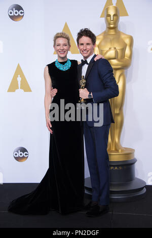 Presenter, Cate Blanchett pone con Eddie Redmayne backstage con l'OSCAR® per prestazioni da un attore in un ruolo di primo piano per il lavoro su "La teoria di tutto" durante il live ABC teletrasmesso del 87th Oscar® al Dolby® Theatre di Hollywood, CA domenica 22 febbraio, 2015. Riferimento al file # 32570 051THA per solo uso editoriale - Tutti i diritti riservati Foto Stock