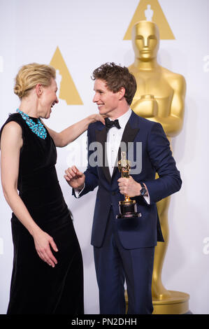 Presenter, Cate Blanchett pone con Eddie Redmayne backstage con l'OSCAR® per prestazioni da un attore in un ruolo di primo piano per il lavoro su "La teoria di tutto" durante il live ABC teletrasmesso del 87th Oscar® al Dolby® Theatre di Hollywood, CA domenica 22 febbraio, 2015. Riferimento al file # 32570 067THA per solo uso editoriale - Tutti i diritti riservati Foto Stock