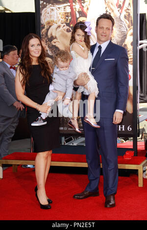 Vince Vaughn, moglie Kyla Weber e per i loro figli, Vernon e Locklyn, a Vaughn's Handprint footprint e la cerimonia di premiazione che si terrà a TCL Chinese Theatre Imax in Hollywood, CA, 4 marzo, 2015. Foto di Joe Martinez / PictureLux Foto Stock