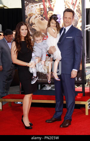 Vince Vaughn, moglie Kyla Weber e per i loro figli, Vernon e Locklyn, a Vaughn's Handprint footprint e la cerimonia di premiazione che si terrà a TCL Chinese Theatre Imax in Hollywood, CA, 4 marzo, 2015. Foto di Joe Martinez / PictureLux Foto Stock