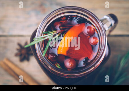 Drink di Natale (inverno bevanda calda). Vin brulé punzone e spezie per glintwine su vintage in legno sfondo tabella vista dall'alto. Spazio di copia Foto Stock