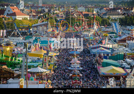 Vista aerea della Oktoberfest a Monaco di Baviera, Germania. Foto Stock