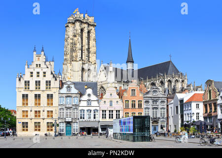 San Rumbold la cattedrale e la Torre (1200-1520) e case medievali presso la Piazza del Mercato di Mechelen, Belgio Foto Stock