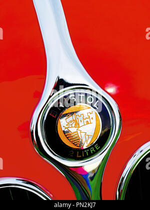 Whitley Bay Motor Show rosso vintage Bristol 2 litro logo del cofano Foto Stock