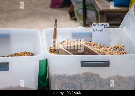 Vista di cereali alla rinfusa bin su una strada del mercato in Portogallo Foto Stock