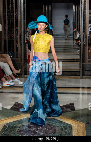 Modello Primavera Estate 2019 collezione passerella per la London Fashion show Scout durante la London Fashion Week a Freemasons Hall Foto Stock