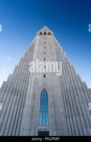 Architettura moderna vista in alzato frontale della chiesa luterana HallgrImskirkja nella Cattedrale di Reykjavik, Islanda progettato da Gudjon Samuelsson Foto Stock
