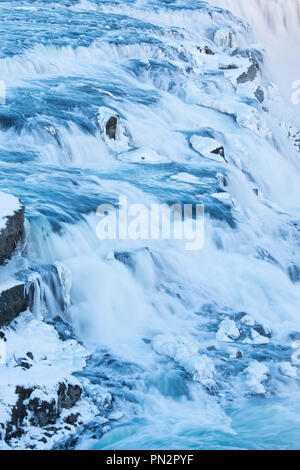 Sgorga acqua corrente del fiume glaciale a assordanti cascate di Gullfoss cascata nel sud dell'Islanda Foto Stock