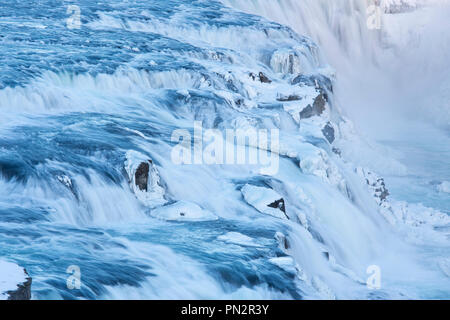 Sgorga acqua corrente del fiume glaciale a assordanti cascate di Gullfoss cascata nel sud dell'Islanda Foto Stock