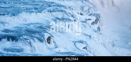 Sgorga acqua corrente del fiume glaciale a assordanti cascate di Gullfoss cascata nel sud dell'Islanda Foto Stock