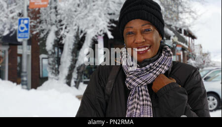 Senior americano africano donna gode di giornata invernale al di fuori Foto Stock