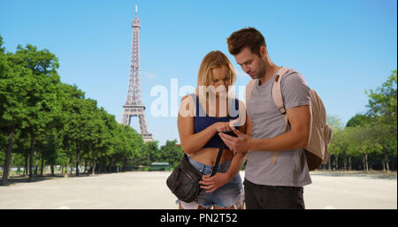 Attrazione turistica giovane perso a Parigi Foto Stock