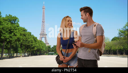 Attrazione turistica giovane perso a Parigi Foto Stock