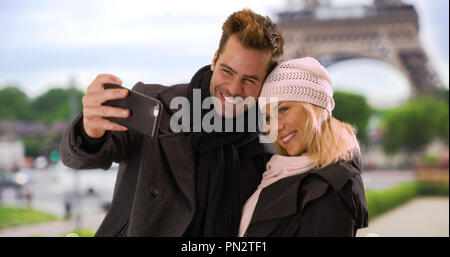 Attrazione turistica giovane a Parigi prendendo un selfie vicino alla Torre Eiffel Foto Stock