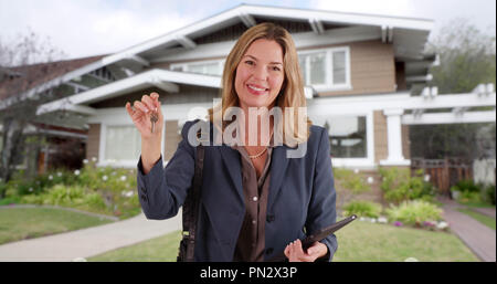 Di mezza età femmina caucasica agente immobiliare vendita home Foto Stock