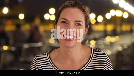 Close up POV shot di donna avente una chat video con gli amici o con la famiglia Foto Stock