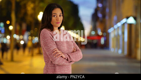 Bella donna latina in posa per un ritratto al di fuori di notte Foto Stock