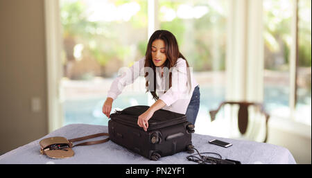 Allegro femmina cubana che sfrecciano fino valigia lasciando per divertenti vacanze estive Foto Stock