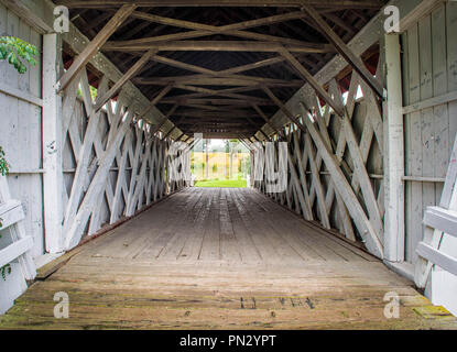 L'interno della storica Imes ponte coperto, San Carlo, Madison County, Iowa, USA Foto Stock