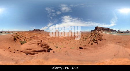 Visualizzazione panoramica a 360 gradi di Il Monument Valley panoramica vicino al centro visitatori