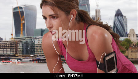 Avvolgimento femmina bianco runner prende break in London Inghilterra England Foto Stock