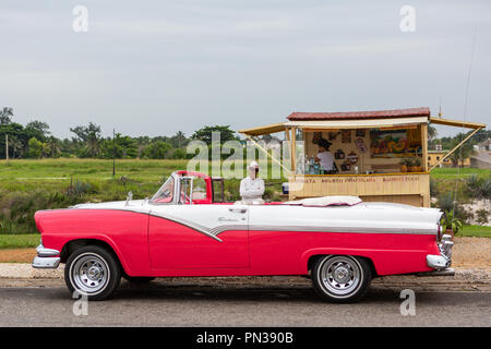 Classico Ford Fairlaine auto, Havana, Cuba Foto Stock