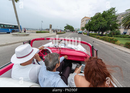 I turisti e i locali di equitazione in classico Ford Fairlaine auto, Havana, Cuba Foto Stock