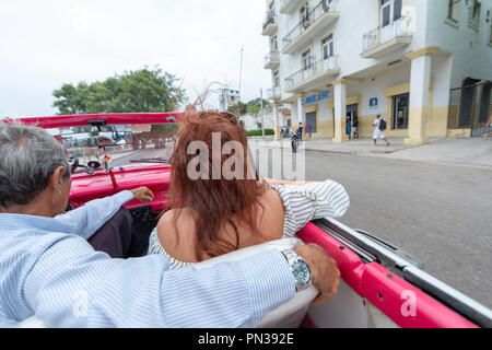 I turisti e i locali di equitazione in classico Ford Fairlaine auto, Havana, Cuba Foto Stock