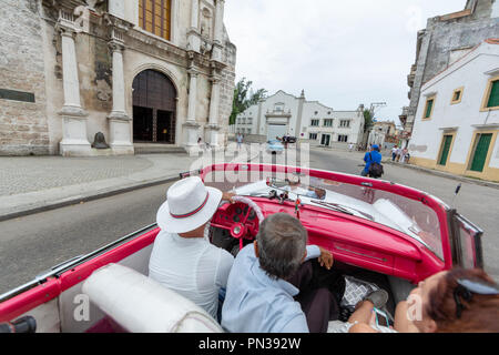 I turisti e i locali di equitazione in classico Ford Fairlaine auto, Havana, Cuba Foto Stock