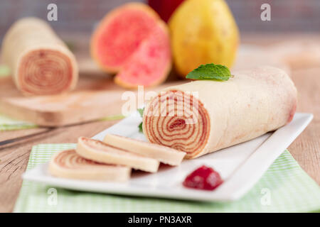 Bolo de rolo (swiss roll, roll cake) tipico dessert brasiliano, dallo stato di Pernambuco. Fette di torta roll riempita con pasta di Guava. Foto Stock