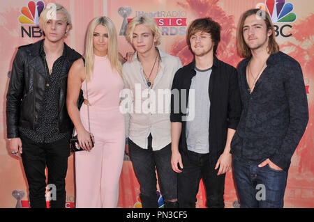 R5 al 2015 iHeartRadio Music Awards tenutosi presso lo Shrine Auditorium di Los Angeles, CA domenica 29 marzo, 2015. Foto di PRPP PRPP / PictureLux Riferimento File # 32601 053PRPP01 per solo uso editoriale - Tutti i diritti riservati Foto Stock