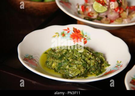 Sambal Lado Mudo. I verdi schiacciate pasta di peperoncino da Padang, a ovest di Sumatra Foto Stock